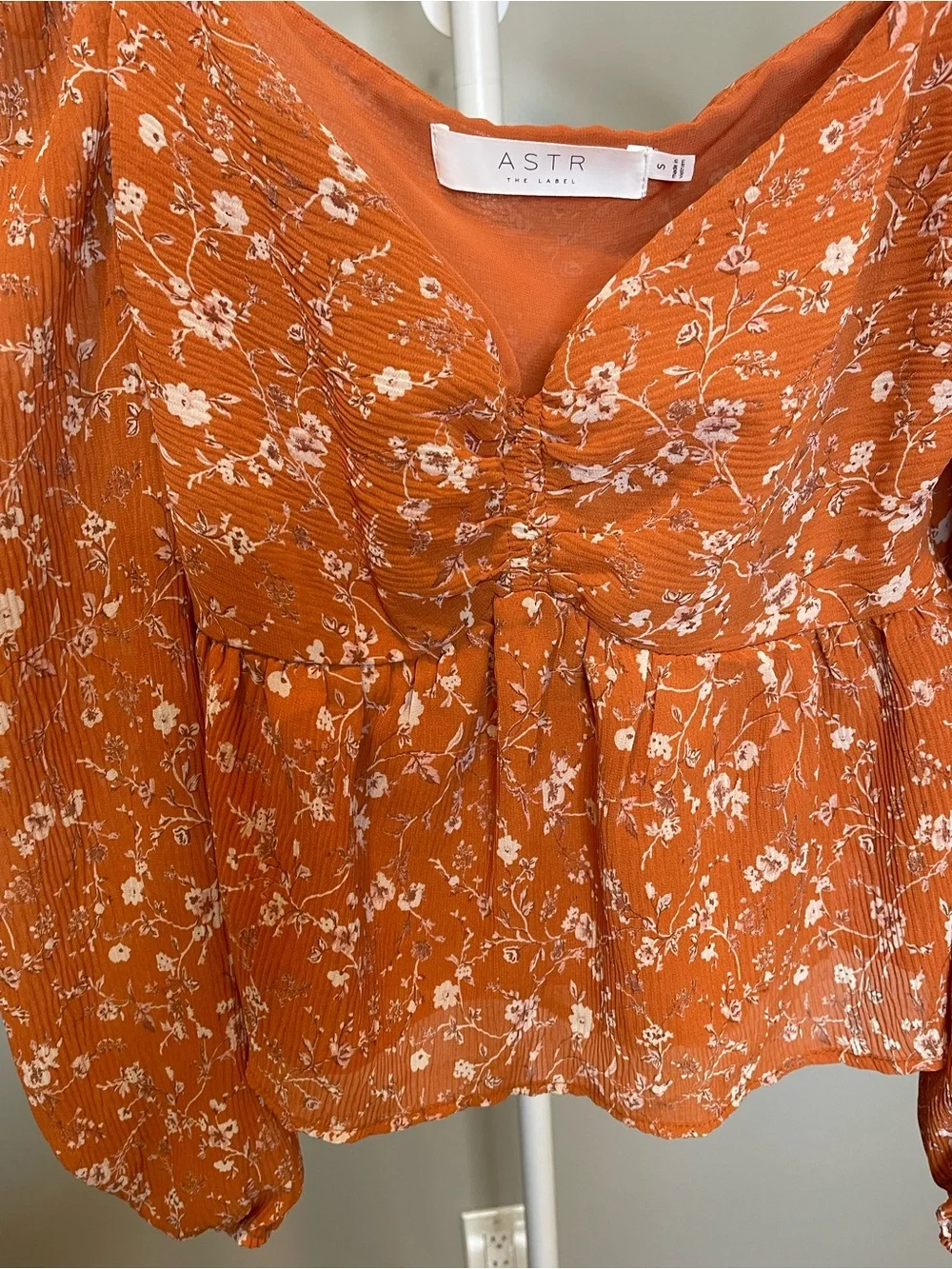 Astr The Label Orange Floral Peplum Puff-Sleeve Blouse - Small